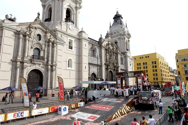 リマ市のプラサ・デ・アルマス広場で行われたゴール・セレモニー