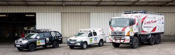 フランスで車検を終え、ゼッケンが貼られた新型サポートカトラックの「HINO700 Series ZS」（右）と、「ハイラックス」（左・中）