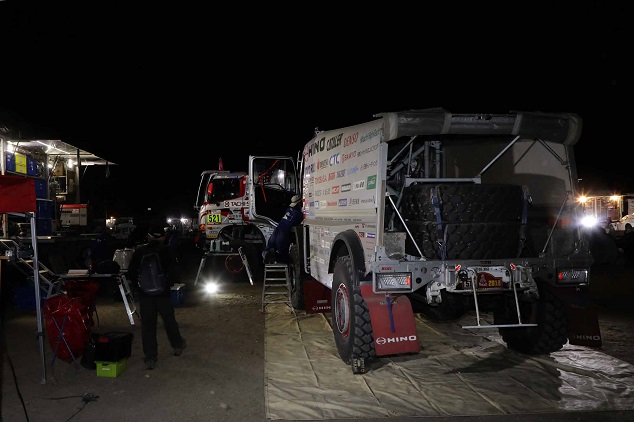 夜になって冷え込んできたアレキパのビバークで整備作業を進める日野チームスガワラ