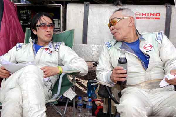 The Sugawara father and son talking about today's stage.