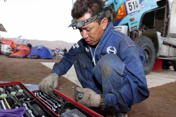 Nakano mechanic diligently proceeding with the work.