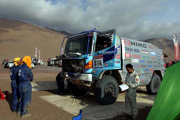 The bivouac scene with dune hills to the back.