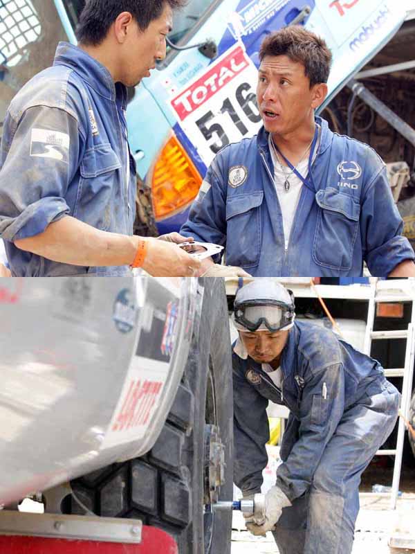 Nakano mechanic confirming the service procedures. / Yamazaki mechanic working on the replacement of the king pin parts in Car 2.