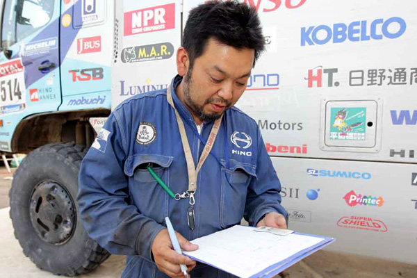 Takayuki Monma Mechanic considering the servicing items for today.