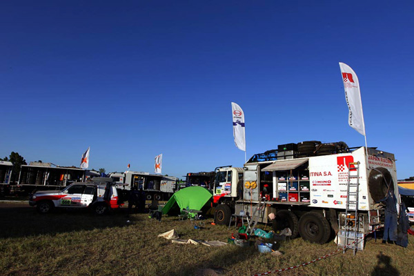 A group of assistants waiting for the arrival of Hino 500 Series vehicles at the bivouac located next to the airport in San Rafael.