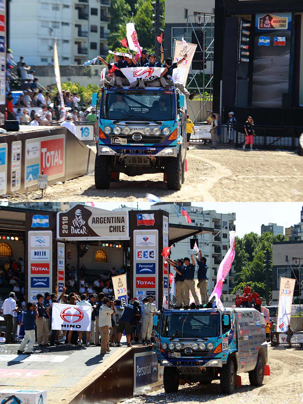 Car 2 arriving at the podium with the mechanics. / Car 2 arriving at the podium.