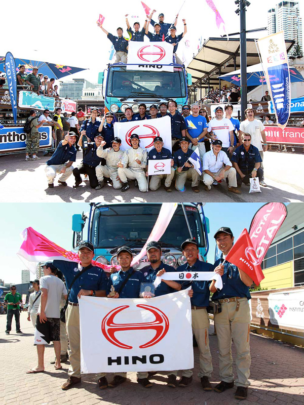 Hino Team Sugawara winning the victory in the Production Vehicle Division. / Hino mechanics who contributed to putting up such a good fight.