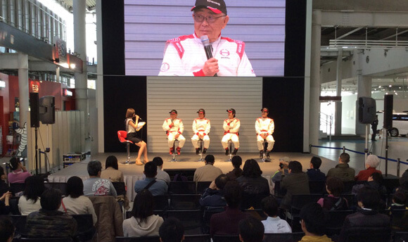 トークショーと同乗走行体験で来場者を魅了