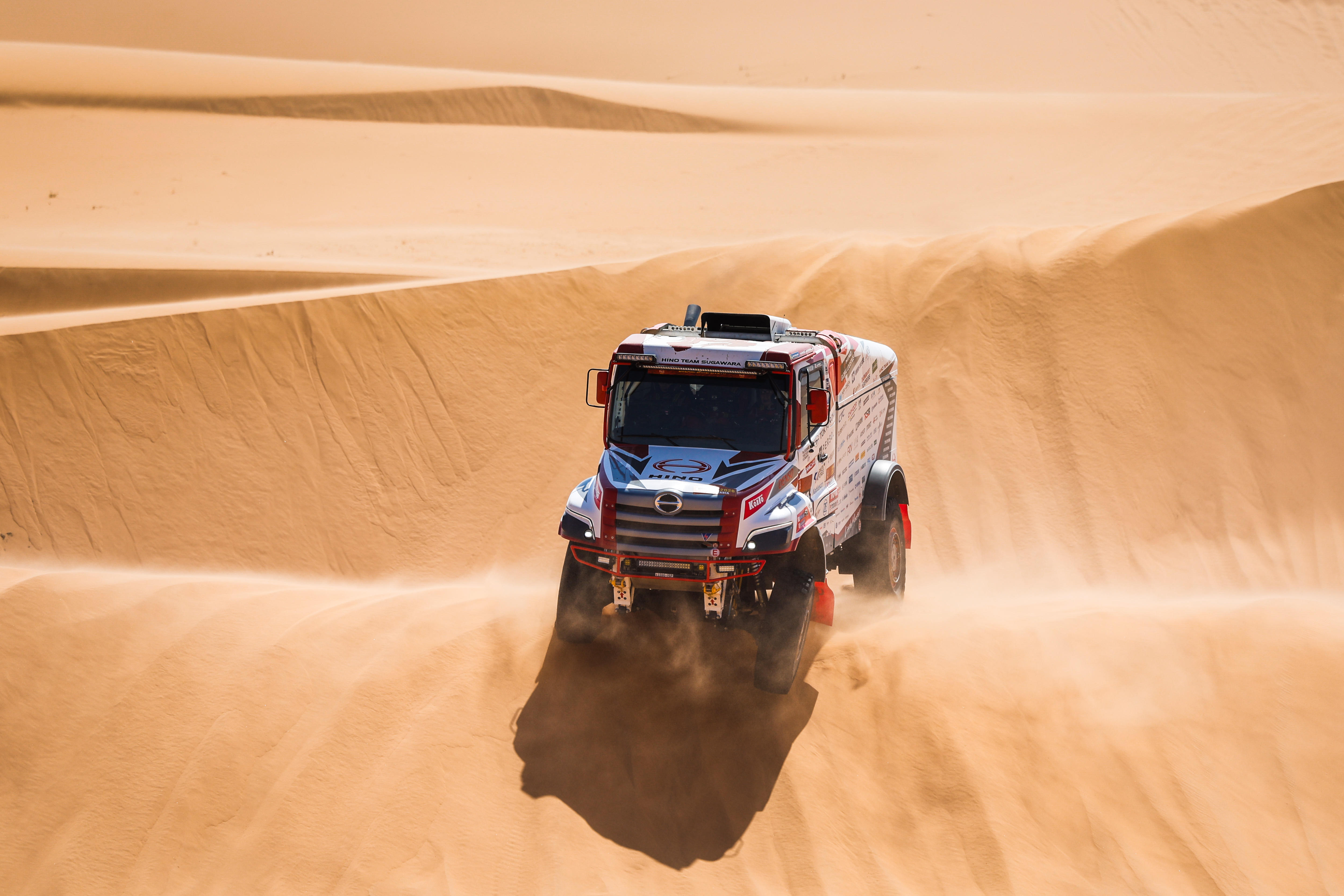 砂丘を超えるHINO600.jpg