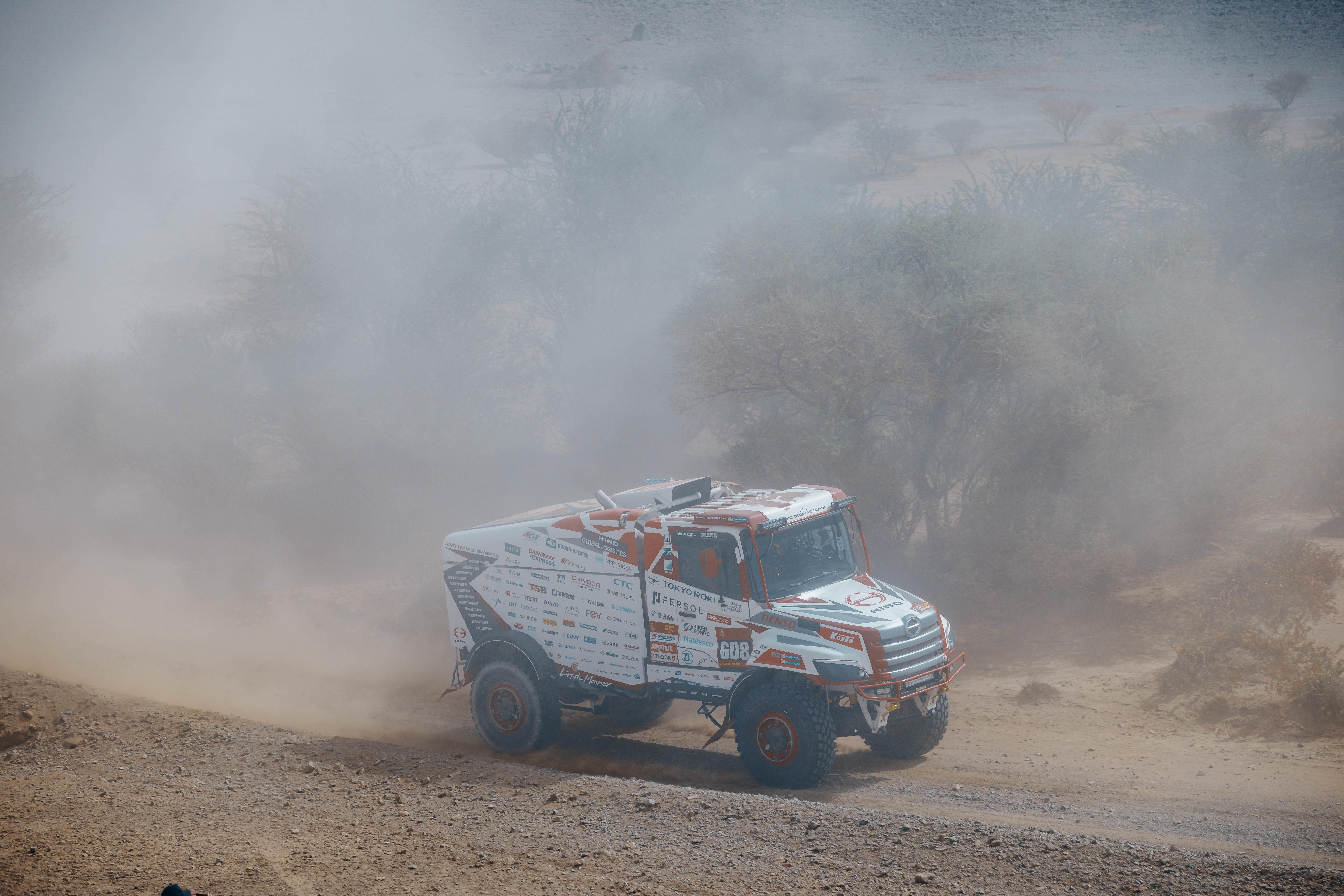 砂塵の中を走行するHINO60.jpg