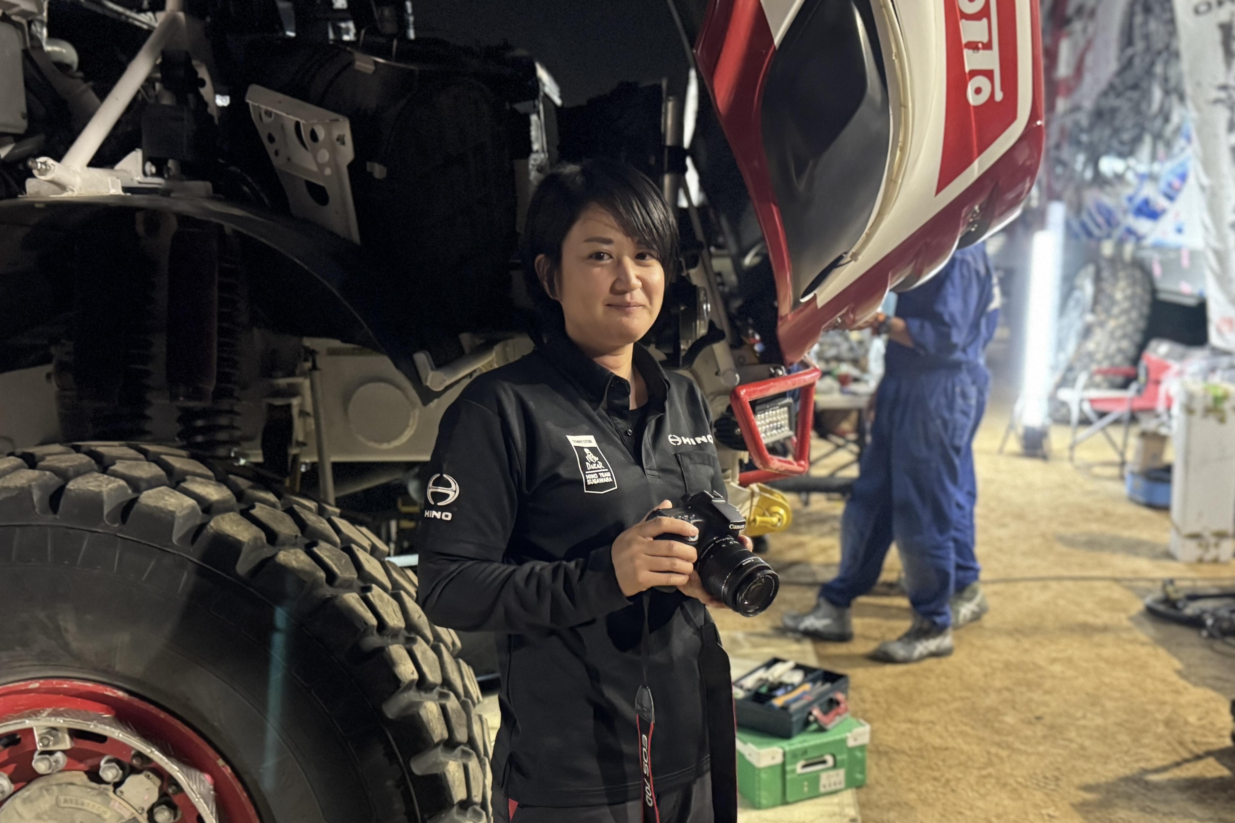 写真を撮影する蒔田亮子 (2).jpeg