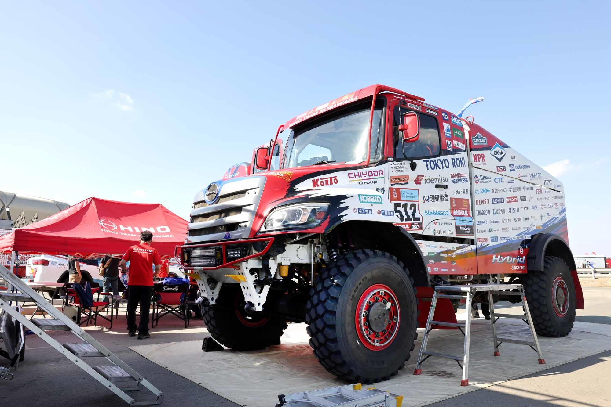 ジェッダ市内のサービスパークで点検を受ける日野600シリーズ　0L3A0077.jpg