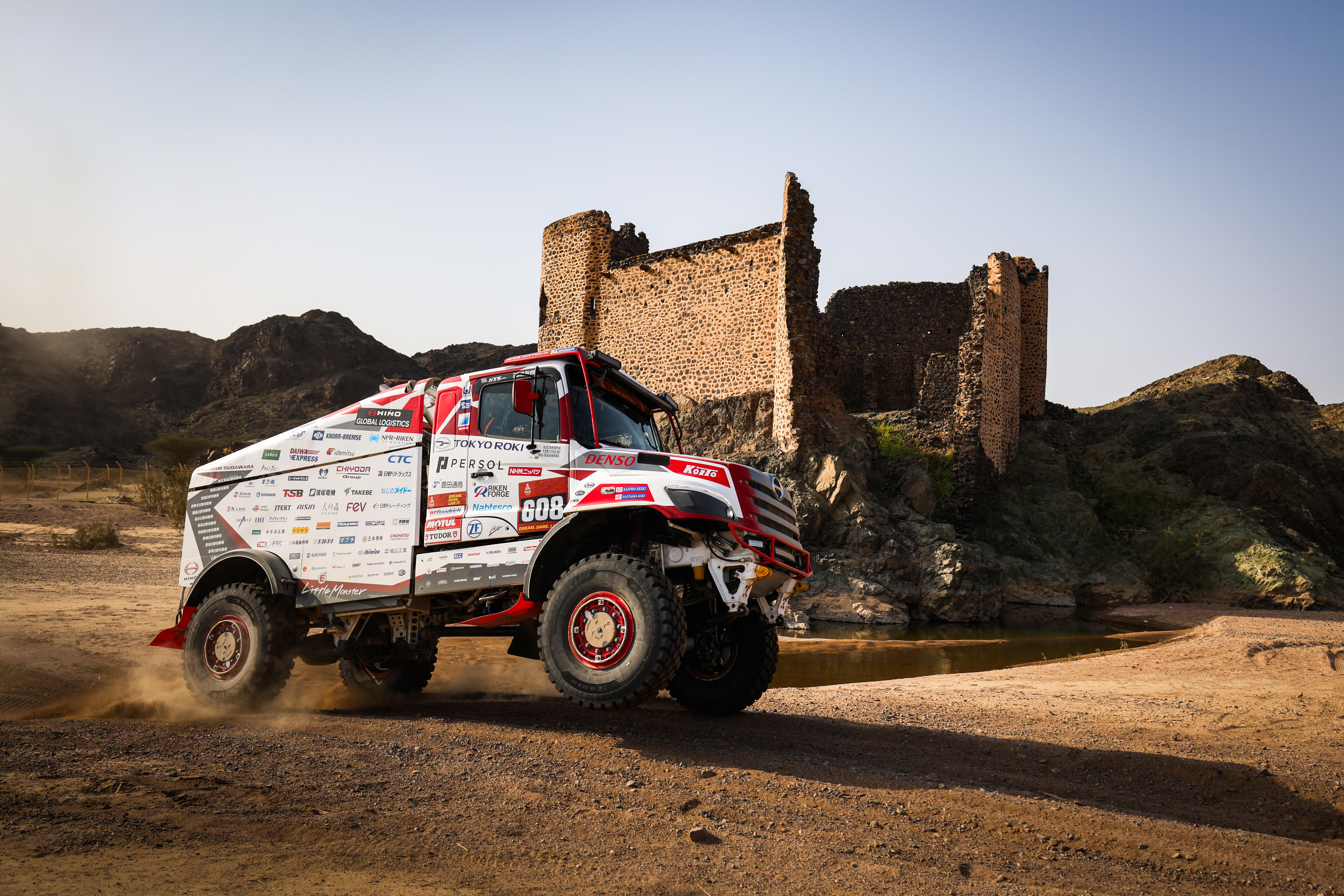 我慢の悪路ステージをノートラブルで走破 絶えない振動とトラックには狭いコース、埃の一日