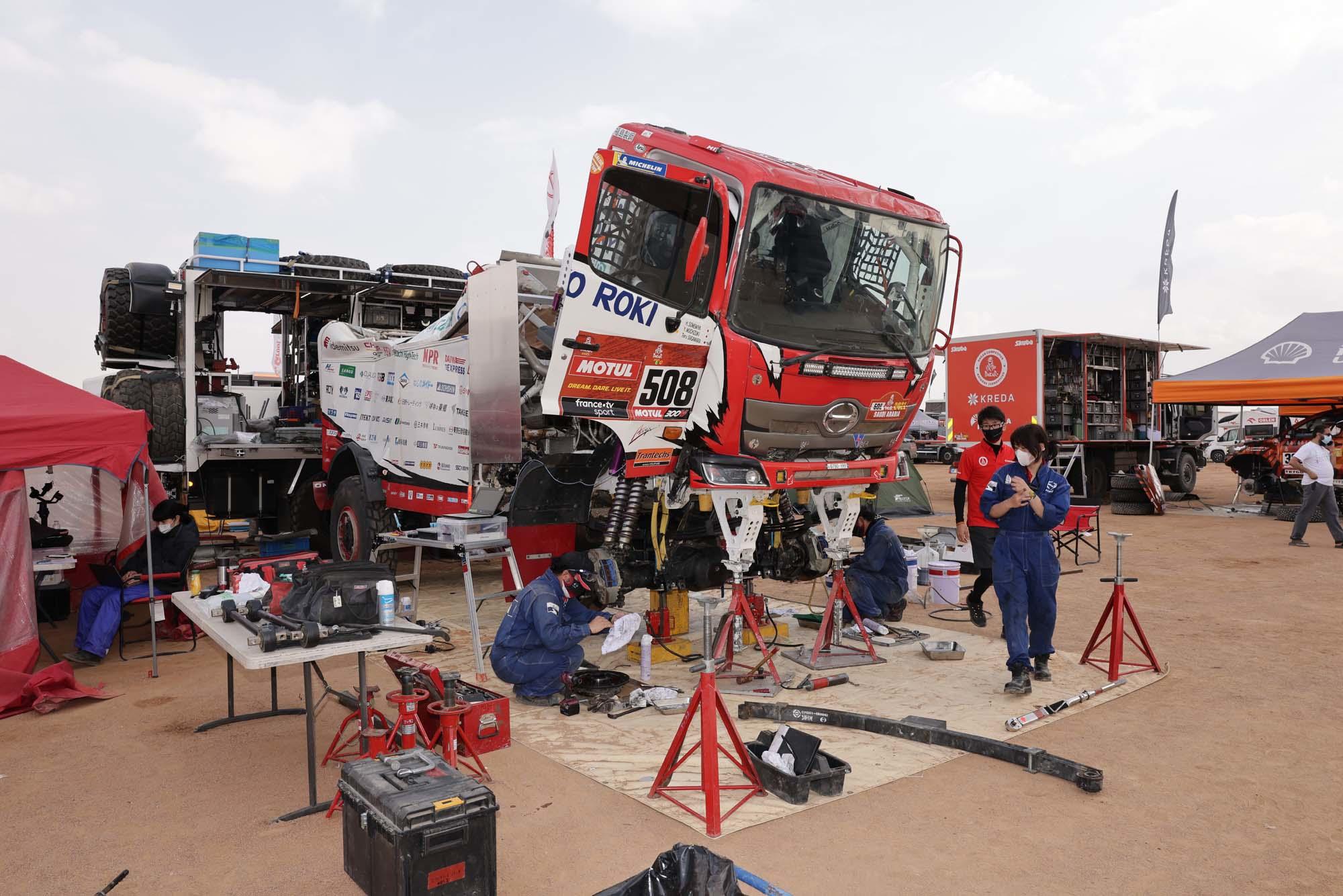 ハイルのビバークで点検整備を行う日野チームスガワラ　1N9A5450.jpg