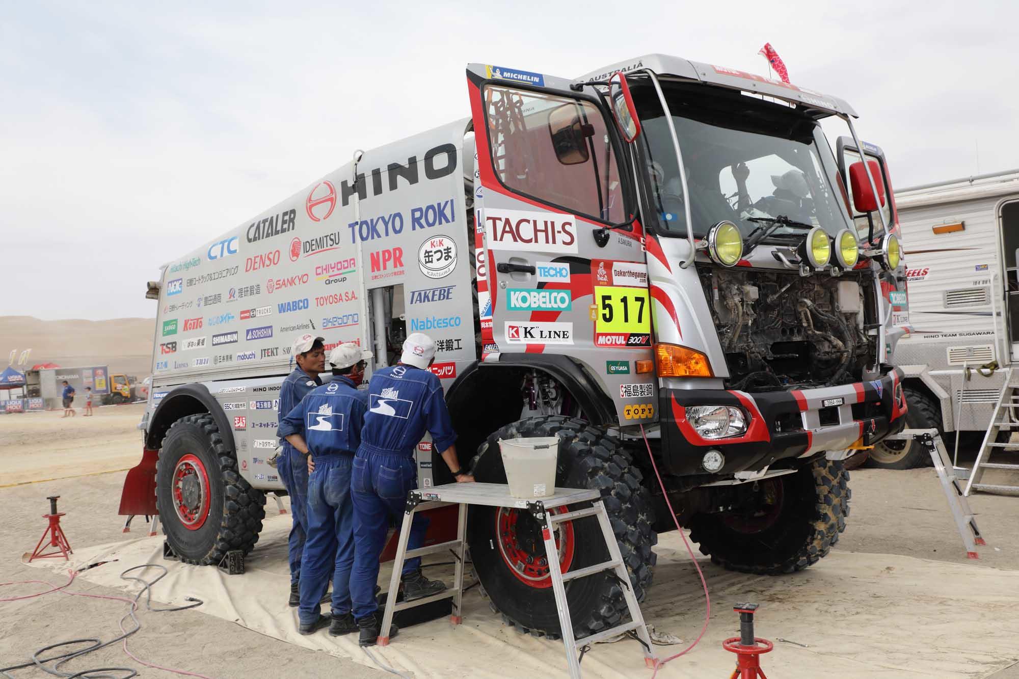 1号車のメンテナンスを進めるメカニックたち　0B5A1540.jpg