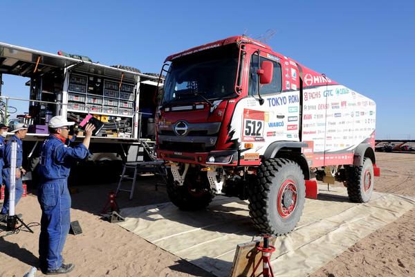 0B5A7038 ネオムのビバークでメカニックに迎えられる1号車.jpg