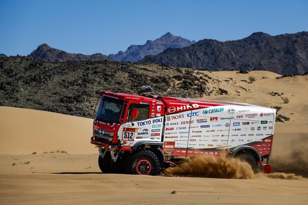 砂塵を巻き上げる1号車.jpg