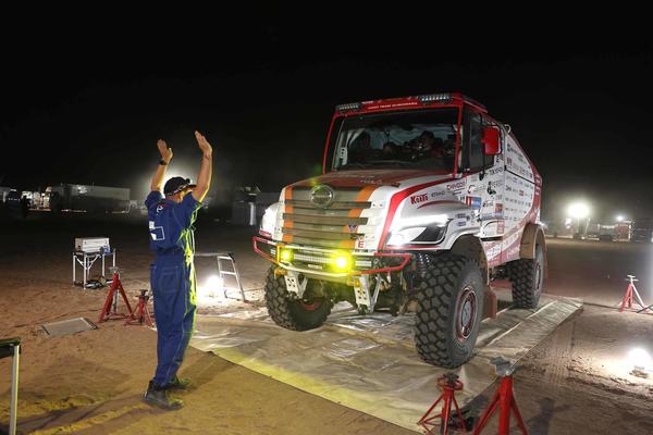 夜7時半過ぎにビバークに到着した日野600　040A2860.jpg