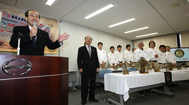 2009/12/10 日野本社にて壮行会を実施