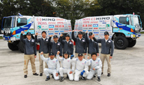 ダカールラリー2009に向けて新たに改造されレーシングトラック前のHINO TEAM SUGAWARA