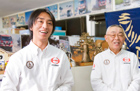 インタビューを受ける菅原照仁氏(左)に菅原義正氏(右)