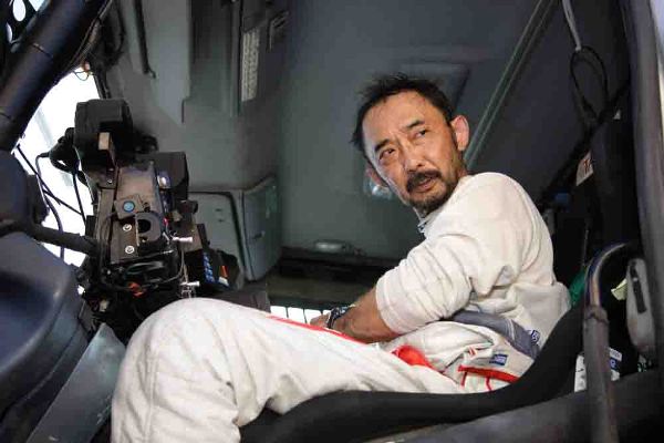 2号車の燃費を計算する鈴木誠一ナビゲーター