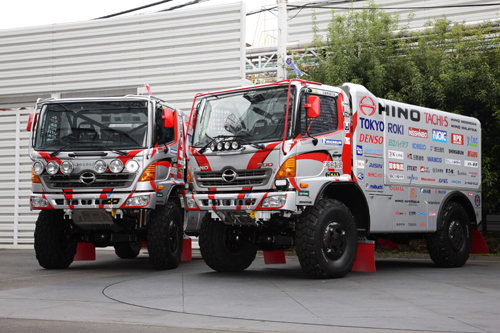 ダカールラリー2012 参戦車(左:1号車、右:2号車)