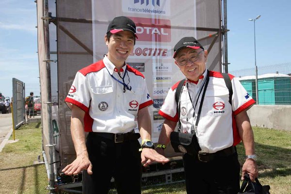 無事に車検を終えて笑顔の菅原義正/杉浦博之組
