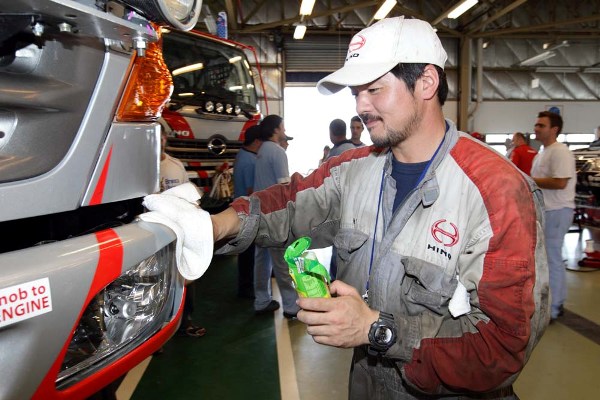 車検を控えてサラテ工場で日野レンジャーを磨く稲葉メカニック