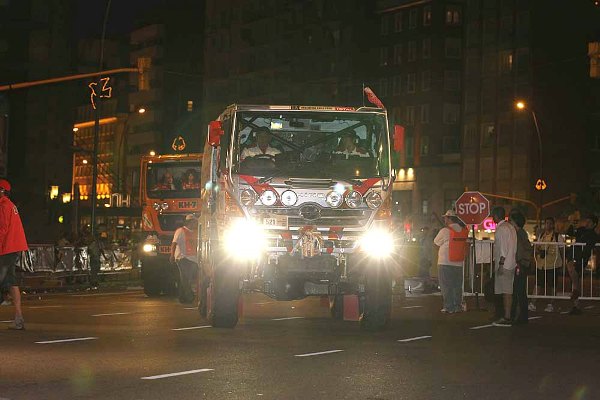 ポディアムへ向かう1号車