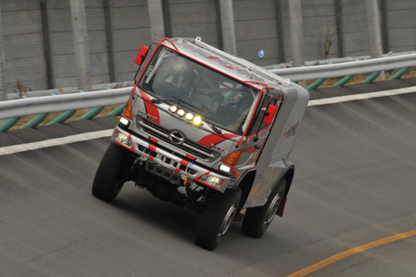 走行テストを行う日野レンジャー（日野自動車・羽村テストコース）