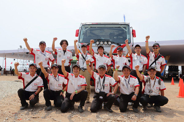 日本から駆け付けた日野自動車のスタッフと健闘を誓い合う日野チーム
