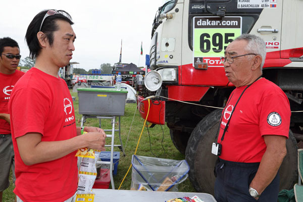 車両の状況を話し合う菅原義正と照仁