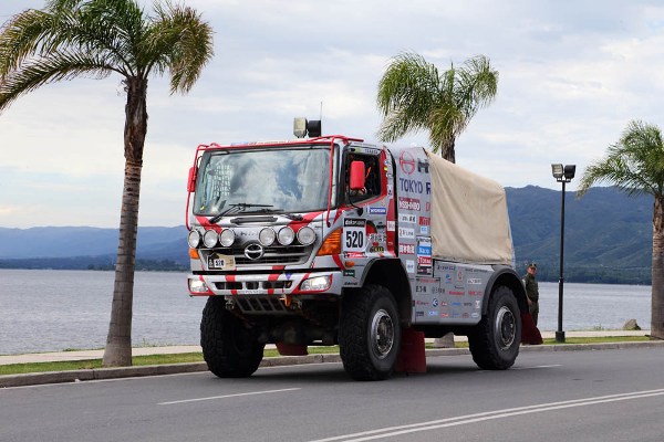 サン_ロケ湖湖畔のビバークに到着した１号車