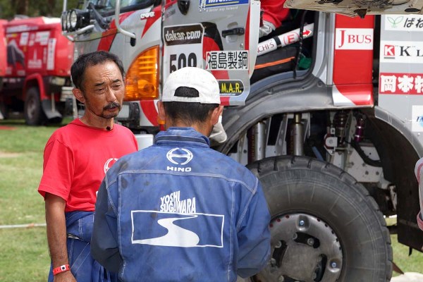 浦辺メカニックリーダーと対応を検討する鈴木誠一メカニック