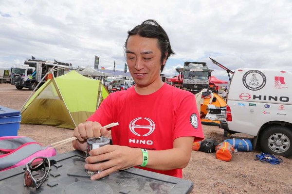 フィアンバラに到着し、さざえの缶詰で昼食を摂る菅原照仁