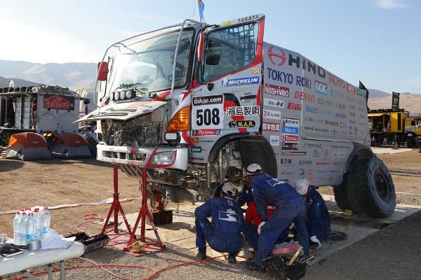 コピアポでブレーキの調整を受ける２号車