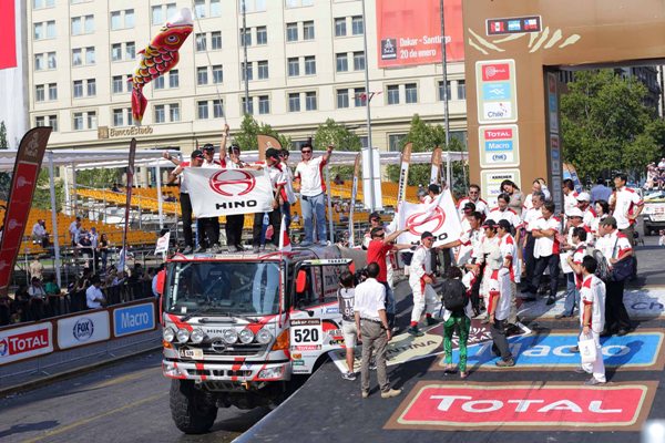 ポディアムに到着した1号車