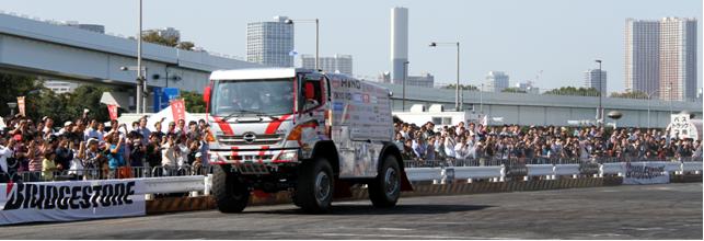 迫力ある走りを披露する２号車。観客から大きな喚声が上がった。