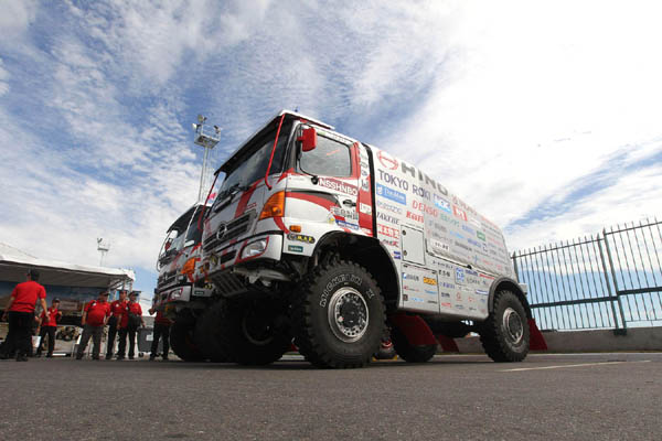 ロザリオ市内の車検会場に到着した日野レンジャー