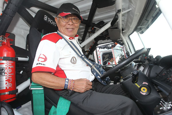 体調も万全で元気に1号車を駆って車検場に到着した菅原義正