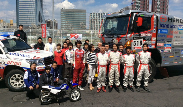 「DAKAR RALLY FES 2014」出展チームによる記念撮影 