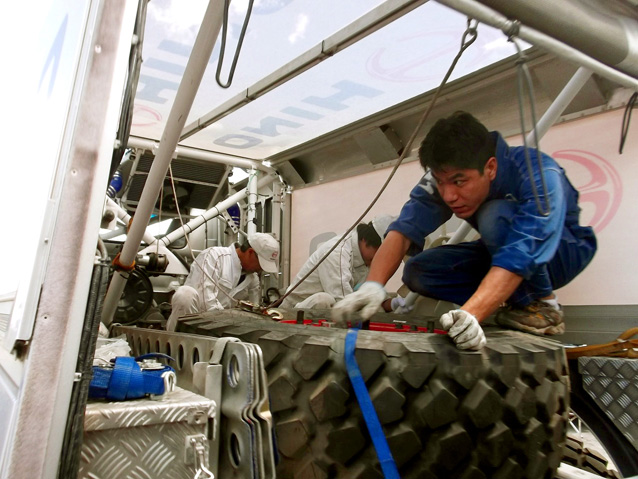 重量バランスを調整する杉浦博之と日野自動車のエンジニア