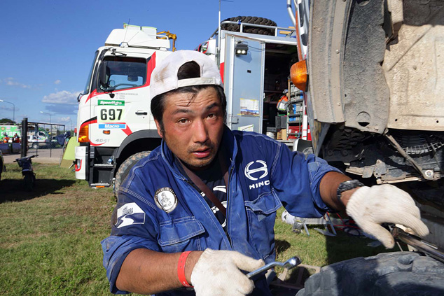 足回りの増し締めに余念のない林メカニック