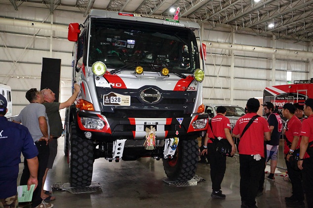 チェックを受ける１号車