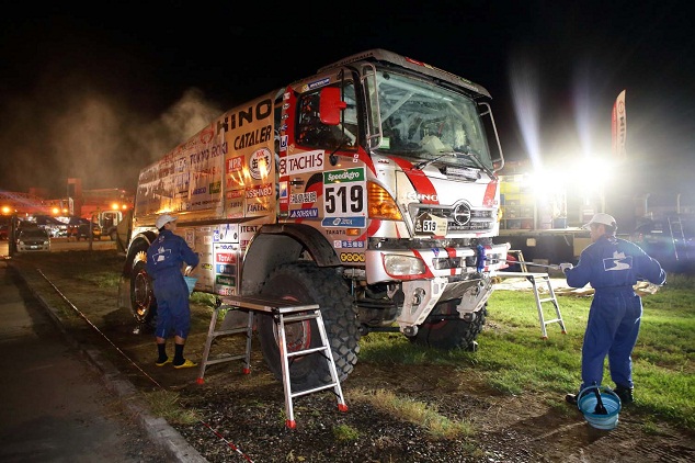 到着した2号車を早速洗車するメカニックたち