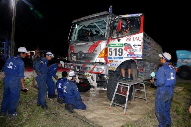 到着した2号車をチェックするメカニックたち