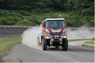 シェイクダウンをする日野レンジャー２号車