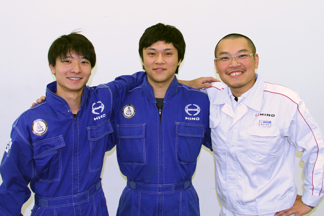 （左から）日本レーシングマネージメント 田中さん、高嶋さん、日野自動車 技術研究所 島崎さん