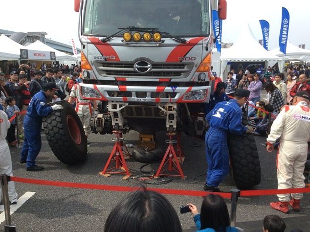 モータースポーツジャパン2015のタイヤ交換デモンストレーションの様子